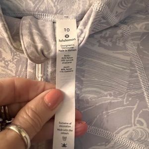White multicolor Lululemon Scuba Jacket size 10 Euc